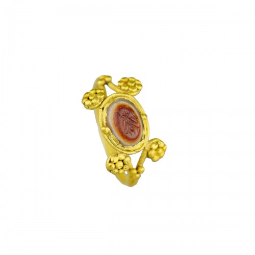 Bague en or avec une intaille en agate d'une mouche