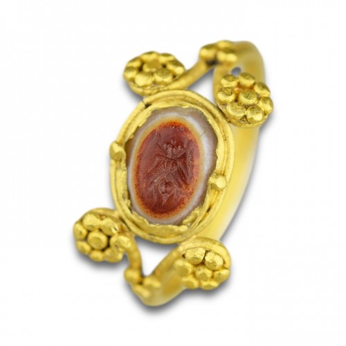 Gold ring with an agate intaglio of a fly - Antique Jewellery Style 