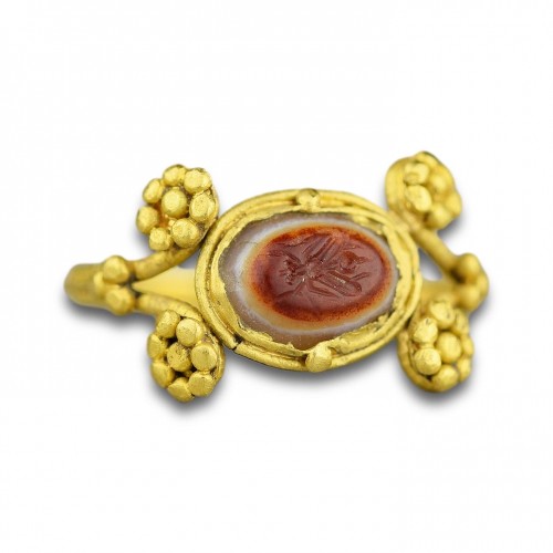 Bijouterie, Joaillerie  - Bague en or avec une intaille en agate d'une mouche