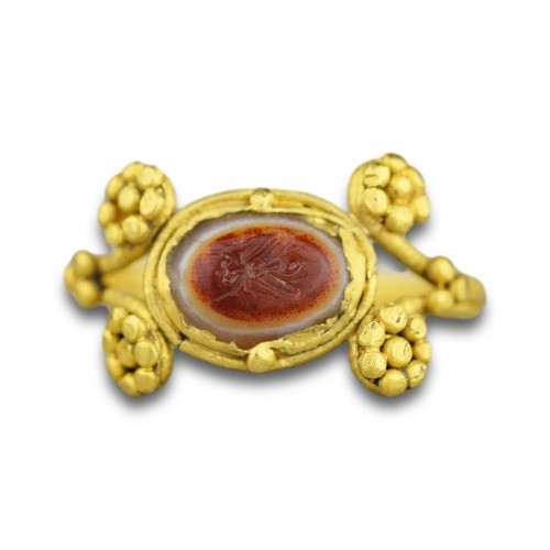 Gold ring with an agate intaglio of a fly - 