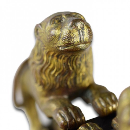 Paire de modèles de lions Renaissance en bronze doré - Objet de décoration Style 