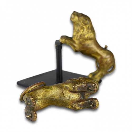 XVIe siècle et avant - Paire de modèles de lions Renaissance en bronze doré