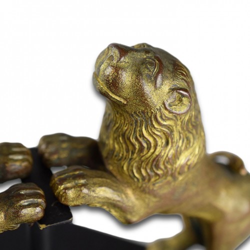 Paire de modèles de lions Renaissance en bronze doré - 