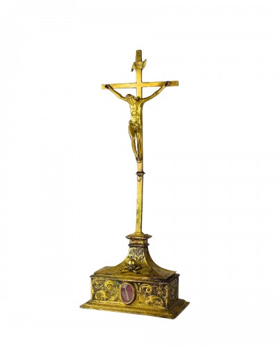 Croix d'autel en cuivre doré avec compartiment reliquaire