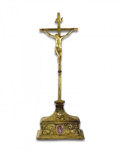 Art sacré, objets religieux  - Croix d'autel en cuivre doré avec compartiment reliquaire