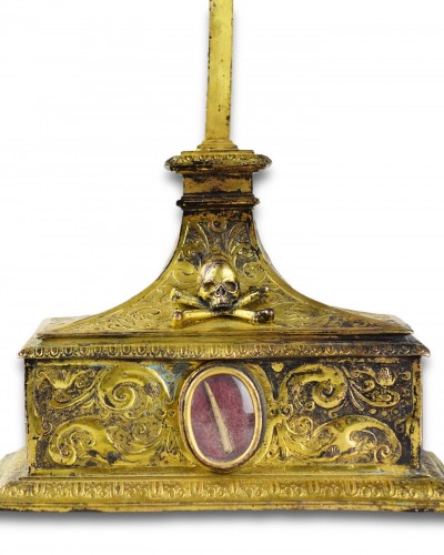 Croix d'autel en cuivre doré avec compartiment reliquaire - Matthew Holder