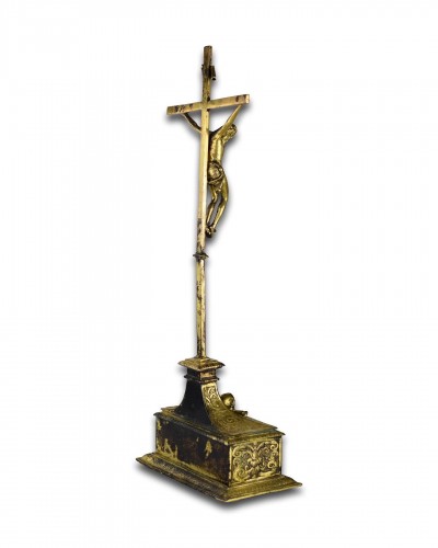 XVIIe siècle - Croix d'autel en cuivre doré avec compartiment reliquaire