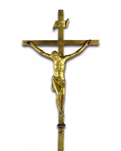Croix d'autel en cuivre doré avec compartiment reliquaire - 