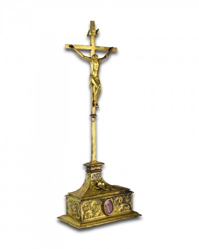  - Croix d'autel en cuivre doré avec compartiment reliquaire