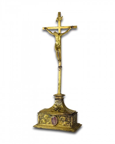 Antiquités - Copper-gilt altar cross with a reliquary compartment