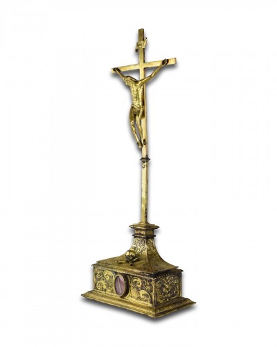 Antiquités - Croix d'autel en cuivre doré avec compartiment reliquaire