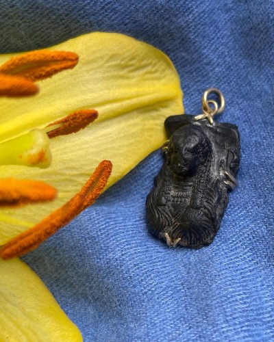 Antiquités - Fragmentary Egyptian steatite sculpture of a female bust pendant