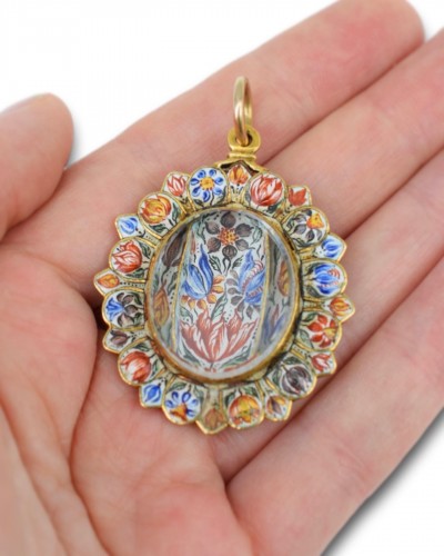 Gold and enamel pendant in the manner of Giuseppe Bruno - 