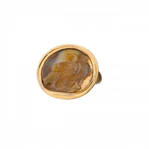 Gold ring set with an agate cameo of two owls