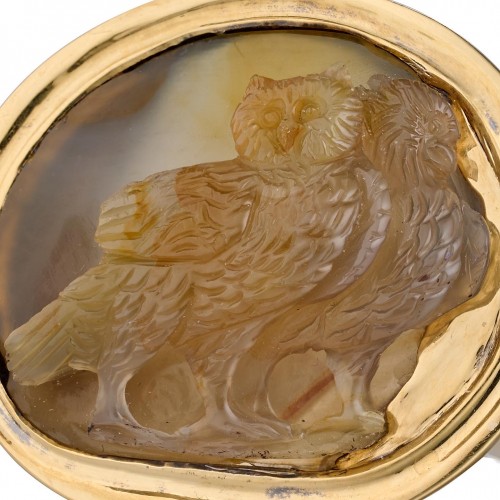 Gold ring set with an agate cameo of two owls - Antique Jewellery Style 