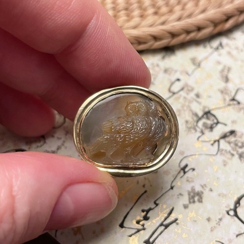 17th century - Gold ring set with an agate cameo of two owls