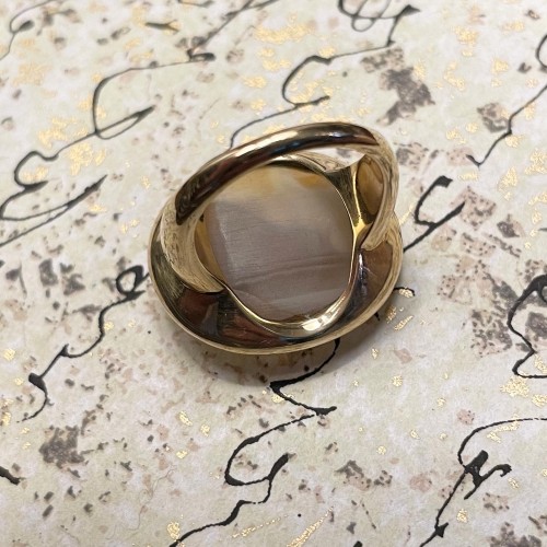 Gold ring set with an agate cameo of two owls - 