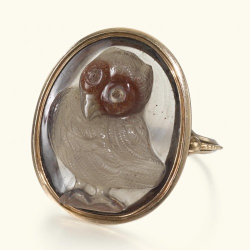 Antiquités - Gold ring set with an agate cameo of two owls