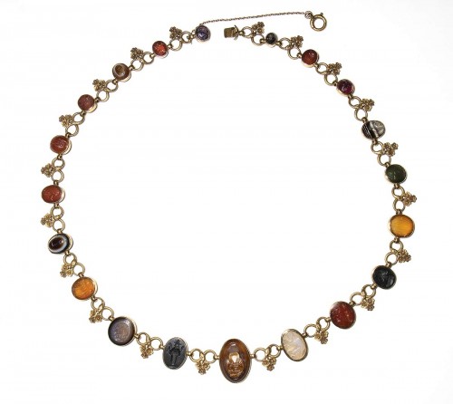 Classical revival gold necklace with Roman hardstone intaglios and cameos. 