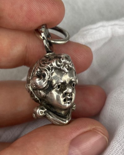 Silver pomander in the form of a putto’s head - 
