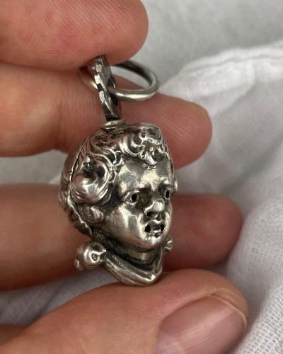 Pomander en argent en forme de tête de putto - 