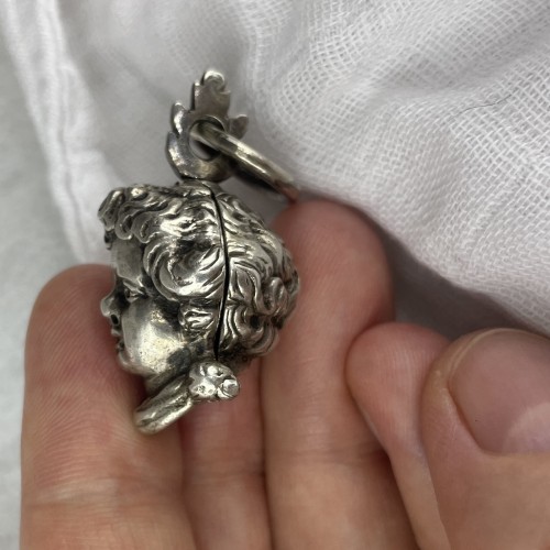 Antiquités - Pomander en argent en forme de tête de putto