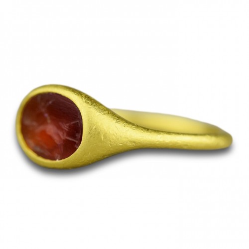 Antiquités - Gold ring set with an ancient intaglio of a siren