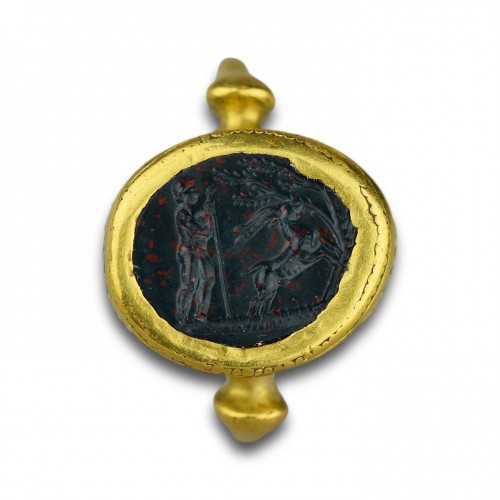 Ancient gold ring set with a bloodstone intaglio, 1st century BC/AD.  - Ancient Art Style 