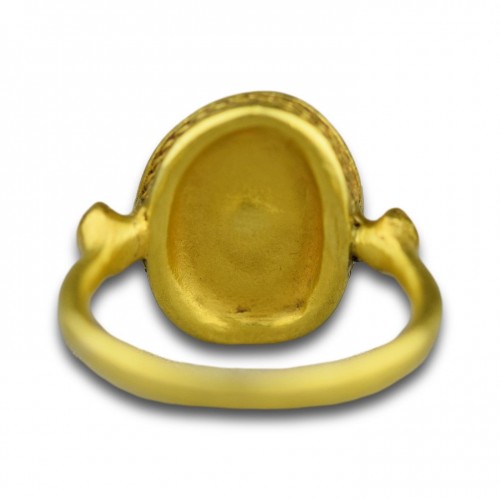 Archéologie  - Bague en or ancienne sertie d'une intaille en pierre de sang 1er siècle