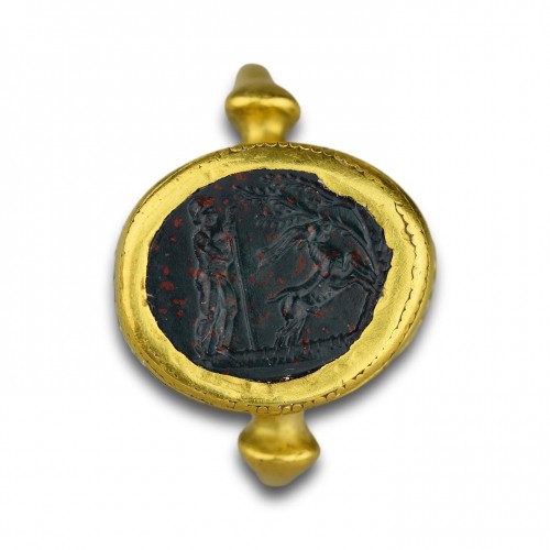 Ancient gold ring set with a bloodstone intaglio, 1st century BC/AD.  - 