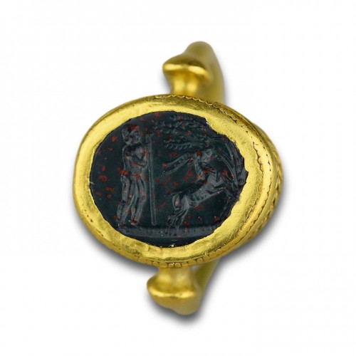 BC to 10th century - Ancient gold ring set with a bloodstone intaglio, 1st century BC/AD. 