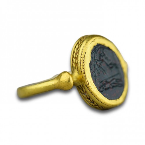  - Ancient gold ring set with a bloodstone intaglio, 1st century BC/AD. 