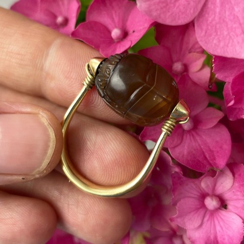 Bague en or avec un scarabée de sauterelle. Époque archaïque, Ve siècle av. - Bijouterie, Joaillerie Style 