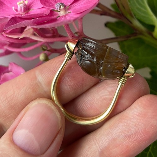 Bijouterie, Joaillerie  - Bague en or avec un scarabée de sauterelle. Époque archaïque, Ve siècle av.