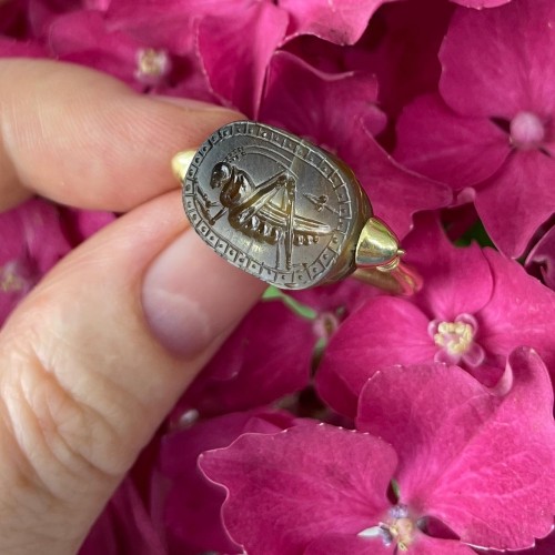 XXe siècle - Bague en or avec un scarabée de sauterelle. Époque archaïque, Ve siècle av.