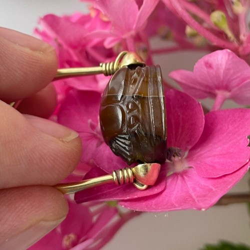 Bague en or avec un scarabée de sauterelle. Époque archaïque, Ve siècle av. - 
