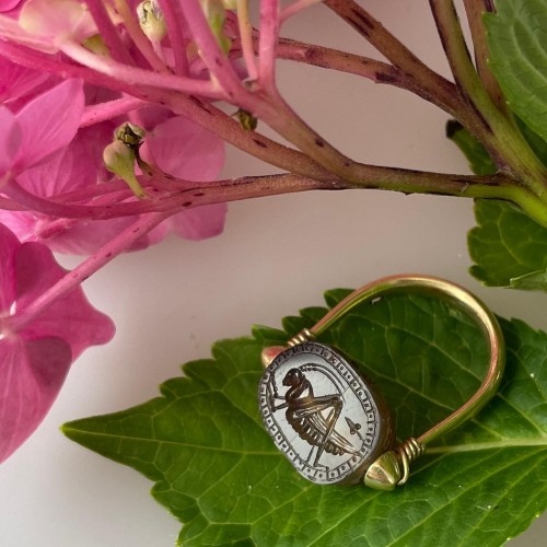  - Bague en or avec un scarabée de sauterelle. Époque archaïque, Ve siècle av.