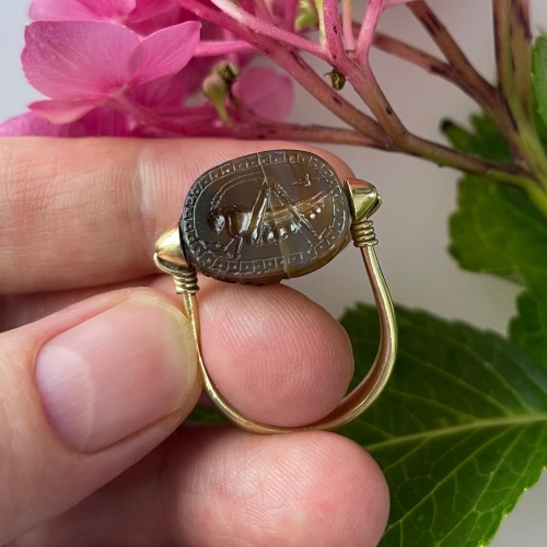 Antiquités - Bague en or avec un scarabée de sauterelle. Époque archaïque, Ve siècle av.