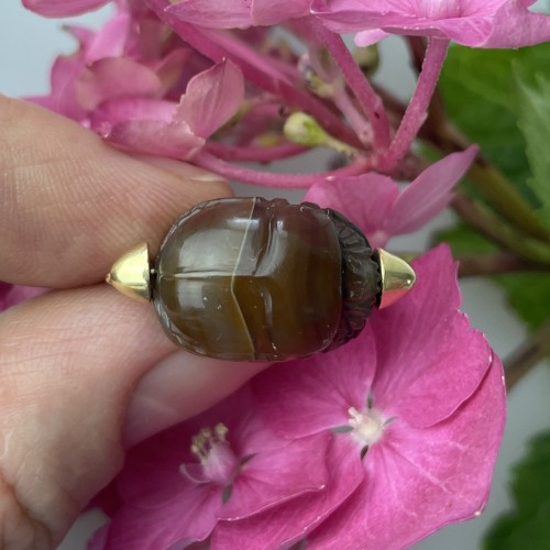 Antiquités - Bague en or avec un scarabée de sauterelle. Époque archaïque, Ve siècle av.