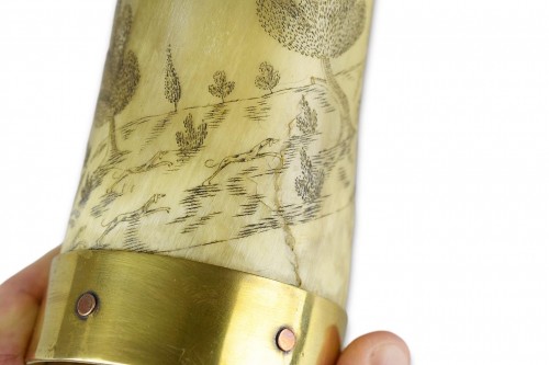 Finely engraved cow horn, first half of the 19th century. - 