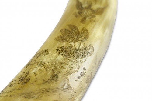 Antiquités - Finely engraved cow horn, first half of the 19th century.