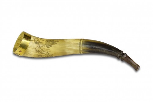 Antiquités - Finely engraved cow horn, first half of the 19th century.