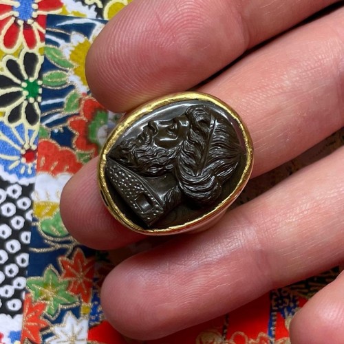 Antique Jewellery  - Gold ring set with a cameo of the ancient philosopher Plato, c1800