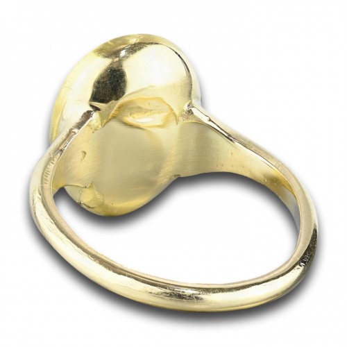 Bijouterie, Joaillerie  - Bague en or avec une ancienne intaille d'un pêcheur. Romain, 1er - 2e siècle après