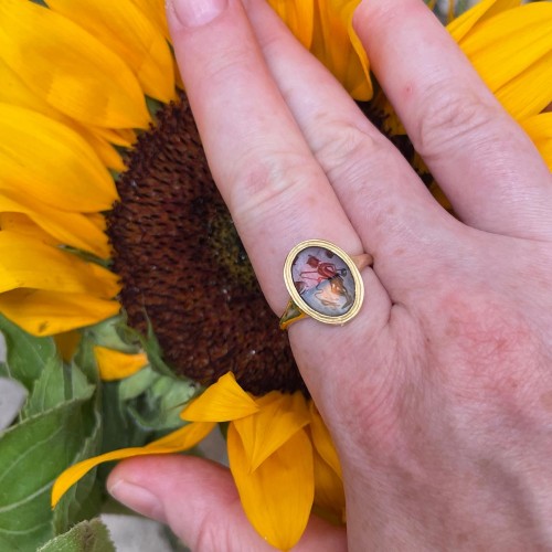 BC to 10th century - Gold ring with an ancient intaglio of a fisherman. Roman, 1st - 2nd century