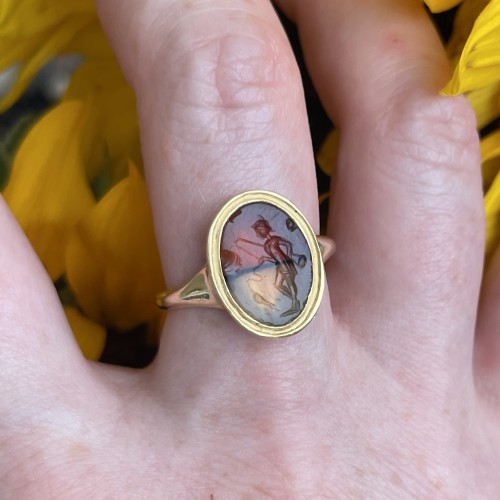 Gold ring with an ancient intaglio of a fisherman. Roman, 1st - 2nd century - 