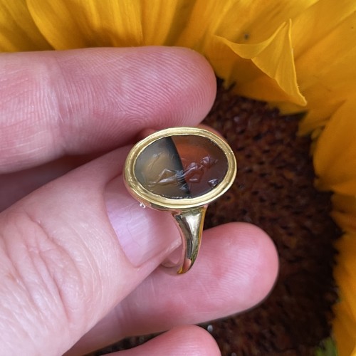  - Bague en or avec une ancienne intaille d'un pêcheur. Romain, 1er - 2e siècle après