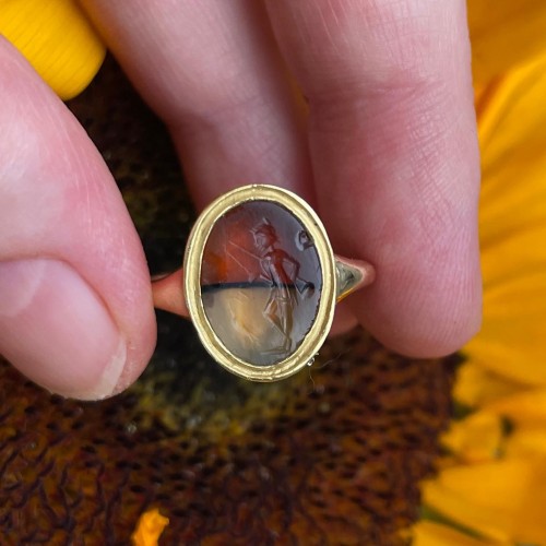 Antiquités - Bague en or avec une ancienne intaille d'un pêcheur. Romain, 1er - 2e siècle après