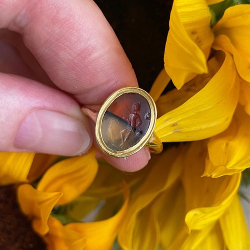 Antiquités - Bague en or avec une ancienne intaille d'un pêcheur. Romain, 1er - 2e siècle après