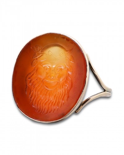 Georgian gold ring with a carnelian intaglio of Silenus. Italian, 18th cent - 